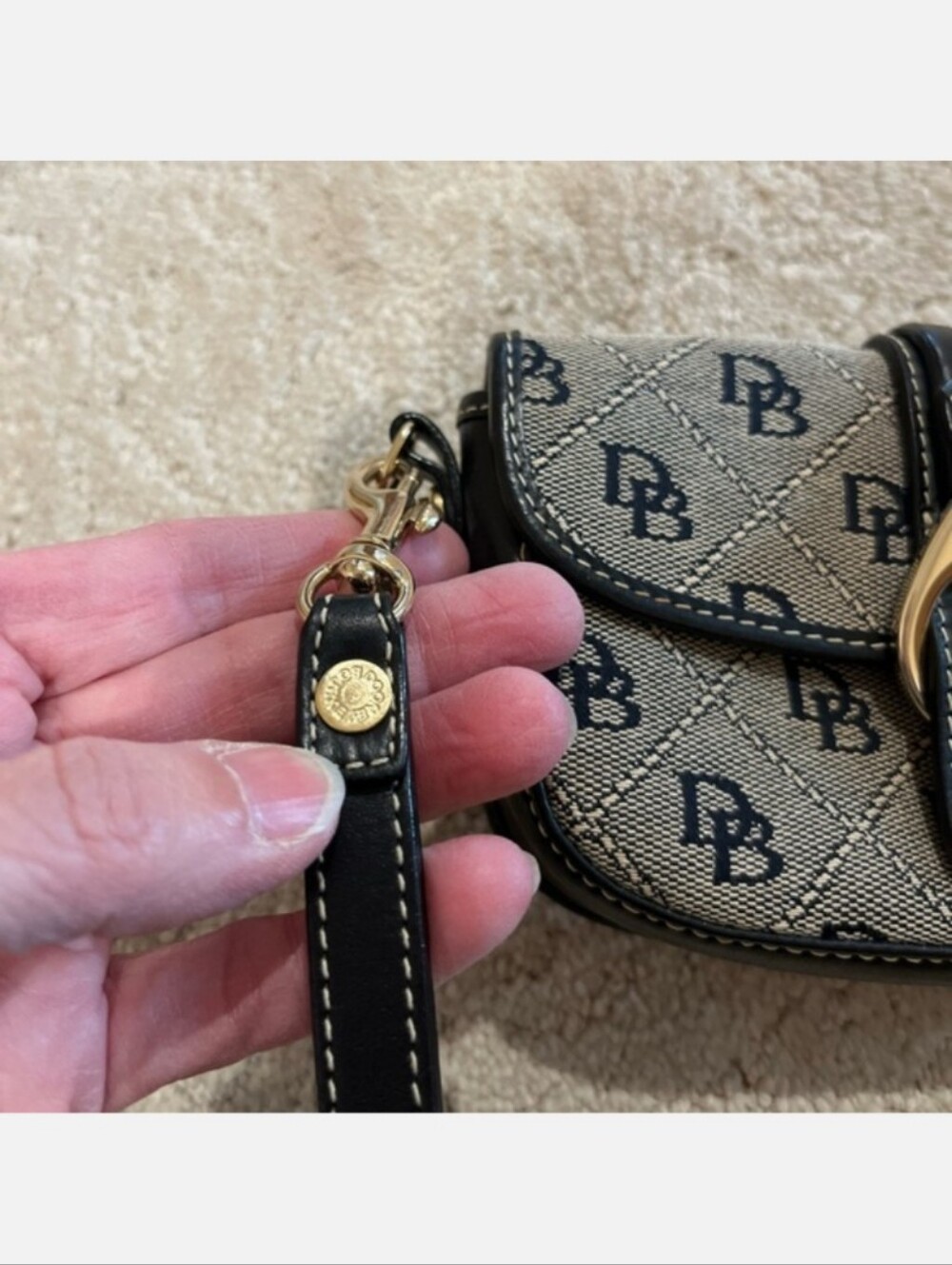 Dooney & Bourke Signature Logo Flap Wristlet Grey & Black NWOT - Picture 4 of 8